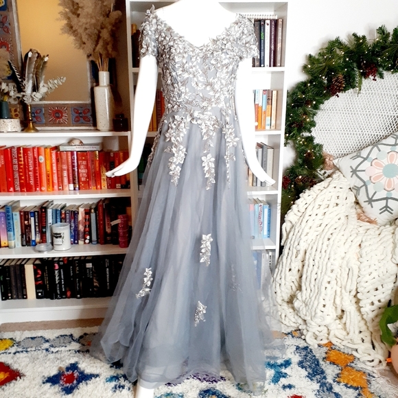 NEW LA FEMME Embroidered & Beaded Ballgown Z55 - Picture 2 of 12